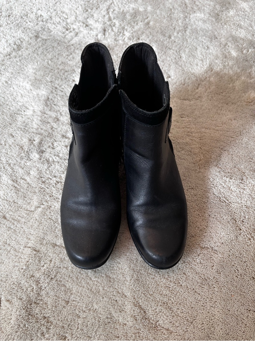 Women’s Black Leather Ankle Boots - Classic Zip Closure, size 7.5